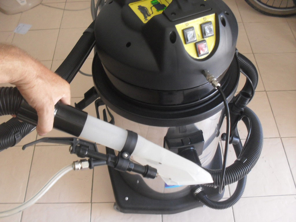 Small carpet extraction machine